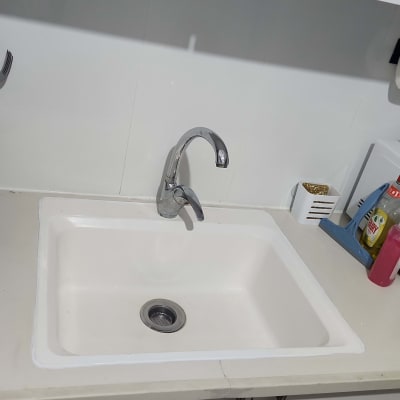 כיור מטבח עם ברז כרום ומסננת