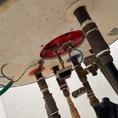 חיבורים ותשתיות של דוד שמש עם צינורות וחוטים חשמליים