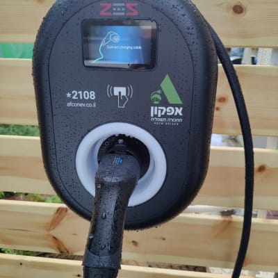 עמדת טעינה לרכב חשמלי עם כבל טעינה מחובר