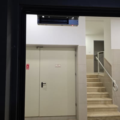 מערכת אינטרקום מותקנת מעל דלת כניסה לבניין