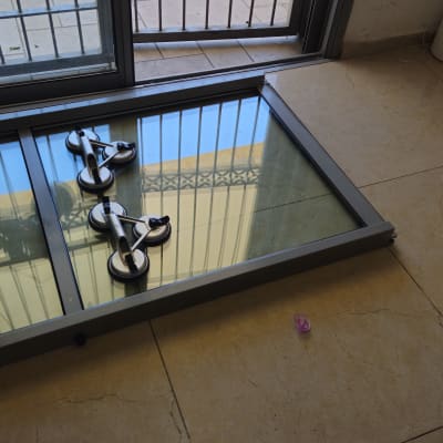 חלון זכוכית עם ידיות יניקה על הרצפה