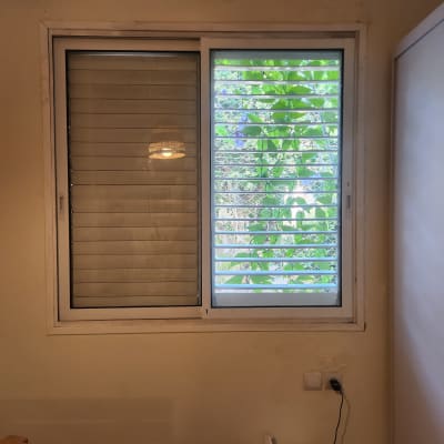 חלון אלומיניום עם תריסים פתוחים וסגורים