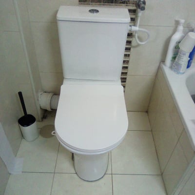 אסלה לבנה בחדר אמבטיה עם אריחים