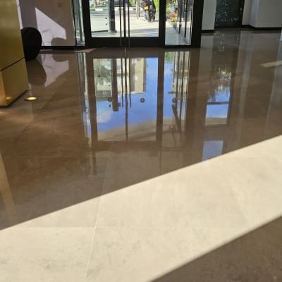 רצפה מבריקה עם השתקפות של דלתות זכוכית