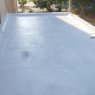 גג אטום בלבן עם ציפוי איטום