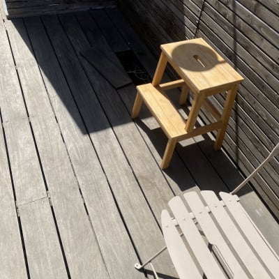 סולם עץ על רצפת דק עץ בגינה