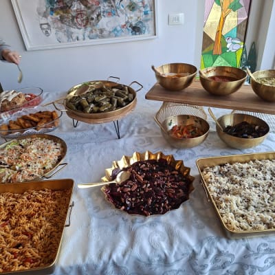 מגוון מנות קייטרינג על שולחן ערוך