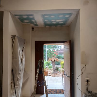 תקרת גבס עם סולם ודלת פתוחה