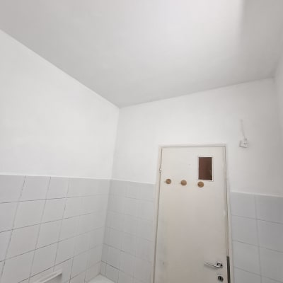 חדר אמבטיה עם קירות ותקרה צבועים בלבן