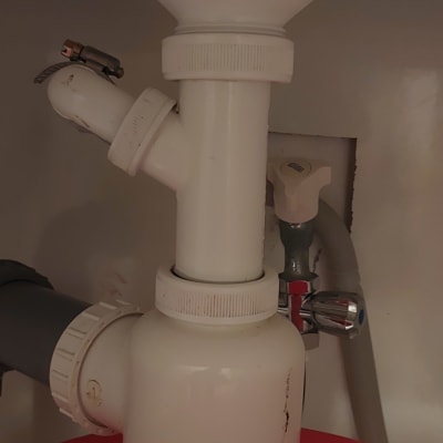 צנרת פלסטיק מתחת לכיור עם חיבורים