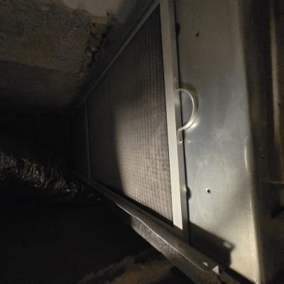 יחידת מיזוג אוויר במערכת אוורור תעשייתית