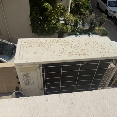 יחידת מיזוג אוויר חיצונית מותקנת על קיר חיצוני