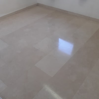 רצפה נקייה ומבריקה בחדר ריק