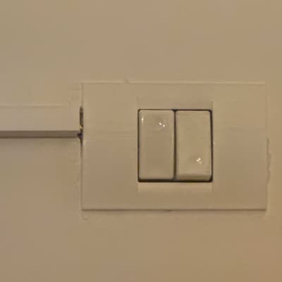 מתגי חשמל על קיר לבן