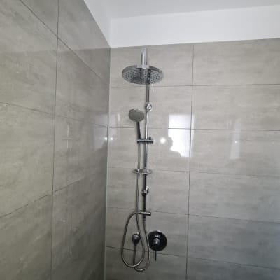 ראש מקלחת עם צינור ומערכת מים