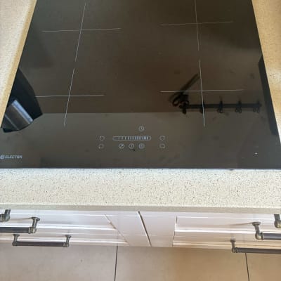 כיריים חשמליות על משטח עבודה במטבח