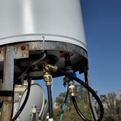 דוד שמש עם חיבורים וצינורות על גג