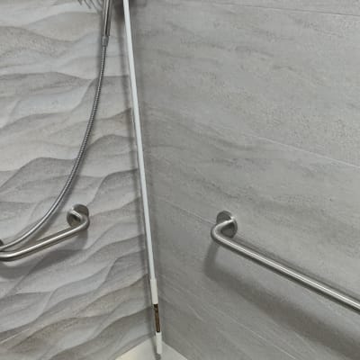 ידיות אחיזה מתכתיות במקלחת עם כיסא רחצה