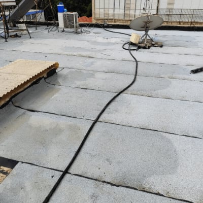 גג עם יריעות איטום וכבלים חשמליים