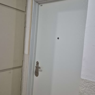 דלת לבנה עם ידית ומנעול