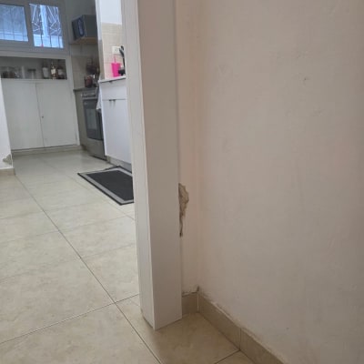 קיר עם נזק קטן ליד מטבח ביתי