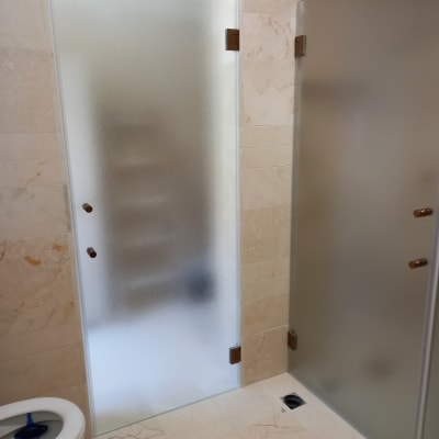 דלתות זכוכית חלבית במקלחת עם קירות שיש