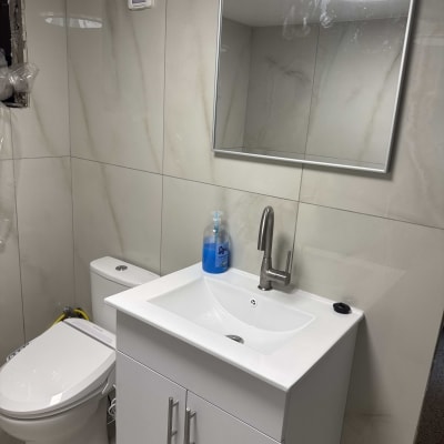 חדר אמבטיה עם כיור, מראה ואסלה