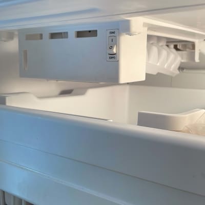 תא הקפאה עם מתג הפעלה וכיבוי