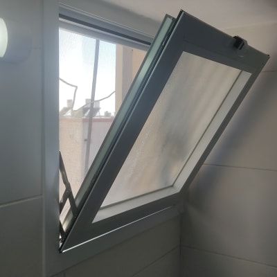 חלון אלומיניום פתוח עם מסגרת מתכת