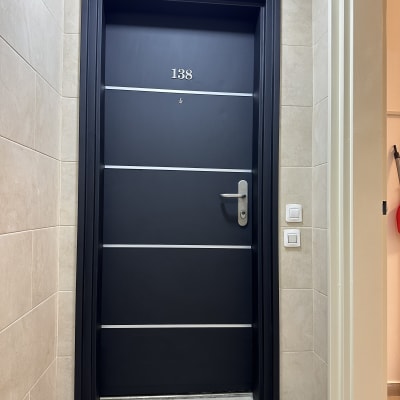 דלת שחורה עם מספר 138 במסדרון