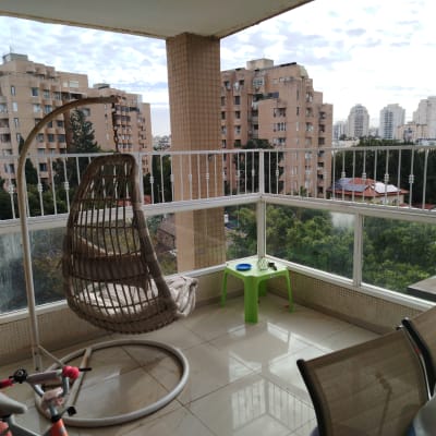 מרפסת עם כיסא תלוי ונוף לבניינים