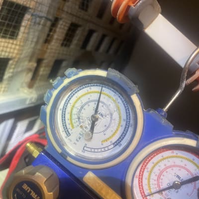מד לחץ אוויר עם מחוגים צבעוניים