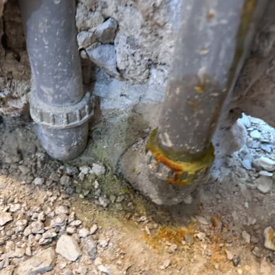 צינורות עם סימני חלודה ודליפה