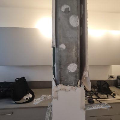 עמוד בנייה עם חומרים וכלים במטבח