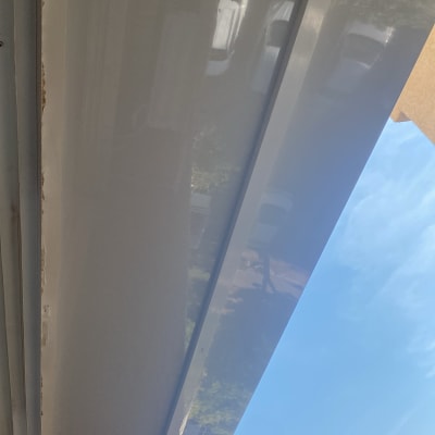 לוח אלומיניום מחובר לקיר עם ברגים