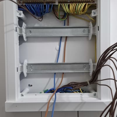 תיבת חיבורים עם חוטי חשמל צבעוניים