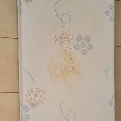 מזרן עם כתמים על רצפת קרמיקה
