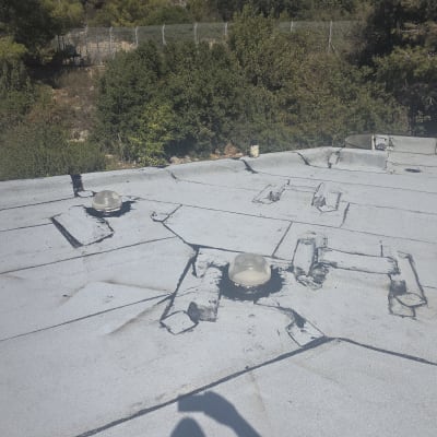 גג עם איטום וזכוכיות עגולות לאור טבעי