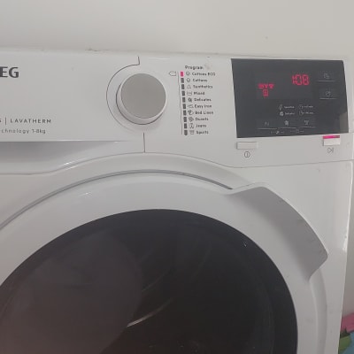 מייבש כביסה AEG עם לוח בקרה דיגיטלי