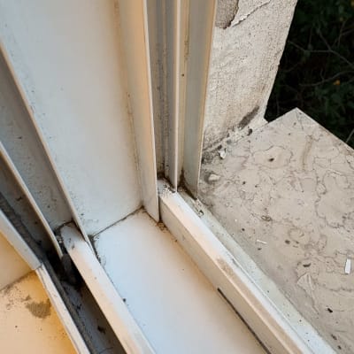 מסגרת חלון מלוכלכת עם אבק ולכלוך