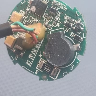 מעגל חשמלי עגול עם רכיבים אלקטרוניים וחוטים