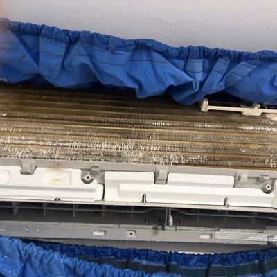 יחידת מיזוג אוויר עם כיסוי כחול