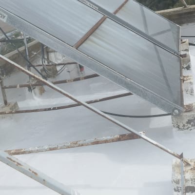 גג עם לוחות סולאריים ותשתית מתכתית