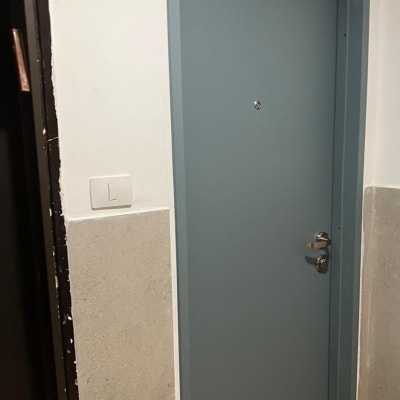 דלת מתכת כחולה עם ידית כסופה