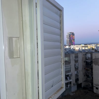 תריס פתוח עם נוף של בניינים ברקע