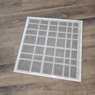 מסנן אוויר מלוכלך על רצפת עץ