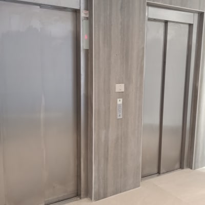 שני מעליות בקיר שיש אפור