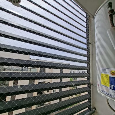 רשת למניעת כניסת יונים במרפסת