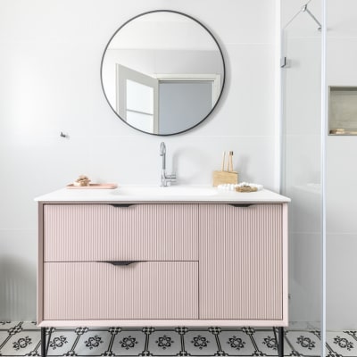 ארון אמבטיה ורוד עם כיור וברז כסוף