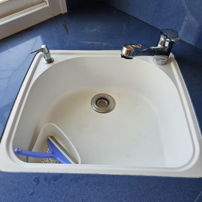 כיור עם ברז ומגב קטן לניקוי